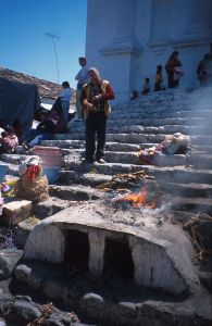 Chichicastenango - mayské obětiny na schodech křesťanského kostela